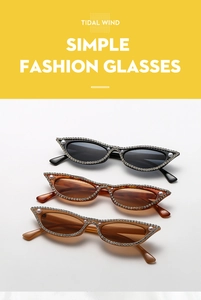 Détail de lunettes œil de chat avec perles et strass brillants en trois coloris variés