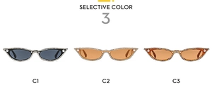 Vue détaillée des lunettes de soleil œil-de-chat avec strass et perles élégantes