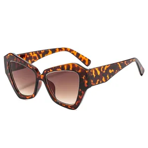 Occhiali da sole cat-eye oversize con montatura tartarugata e lenti marroni sfumate