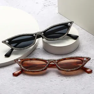 Lunettes de soleil œil de chat chic avec perles et strass en noir et écaille de tortue