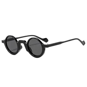 Klassische schwarze Retro-Sonnenbrille mit rundem Rahmen und dicken, glänzenden Bügeln