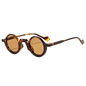 Retro-Sonnenbrille mit rundem Schildpatt-Rahmen und gelben Gläsern in Seitenansicht