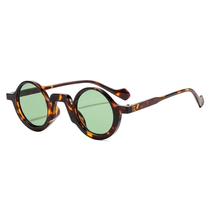 Retro-Runde Sonnenbrille in Schildpatt-Optik mit hellgrünen Gläsern in der Seitenansicht