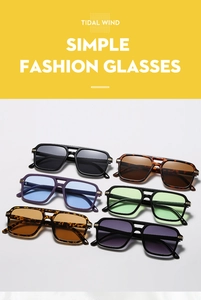 Détail de lunettes de soleil carrées vintage avec double pont et rivets dorés