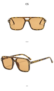 Vues de face et de profil de lunettes de soleil carrées léopard avec double pont et métal