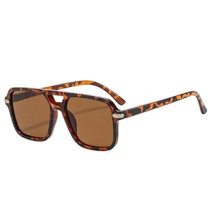 Lunettes de soleil rétro à double pont avec monture tortue et verres bruns, angle 45°
