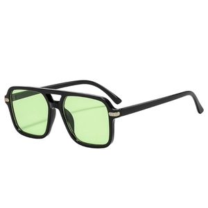 Lunettes de soleil carrées rétro avec monture noire et verres vert clair pour femmes
