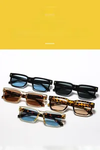 Selezione di cinque occhiali da sole squadrati vintage con montature spesse colorate