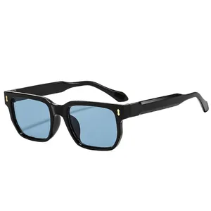 Occhiali da sole quadrati vintage con montatura nera e lenti azzurre chiare