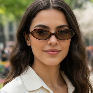 Trendige Retro-Sonnenbrille mit kleinem ovalem Rahmen und Schildpatt-Muster