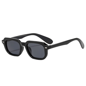 Retro zonnebril met zwart vierkant montuur en zilveren driepunts metalen accenten voor buiten