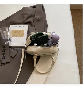 Vue de dessus du sac Boston crème montrant un intérieur spacieux bien rangé