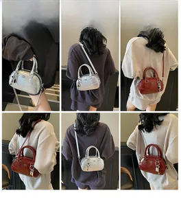 Vues détaillées du mini sac Boston élégant en textures cuir argenté et rouge bordeaux