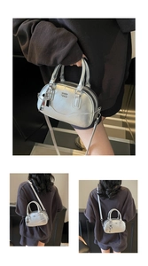 Détail du sac Boston argenté métallisé avec texture PU lisse et lettrage du logo de la marque