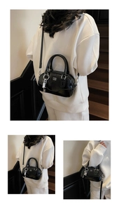 Détails de sac Boston en cuir verni brillant noir avec ferrures argentées et breloques