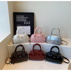 Détail de sacs à main Boston tendance en six couleurs polyvalentes sur une scène blanche