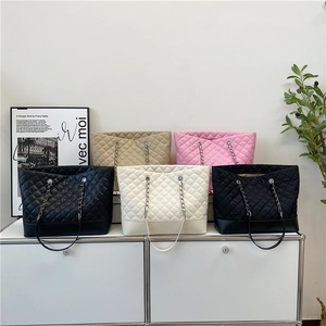 Quilted tote bags with chain straps in multiple colors for a minimalist fashion look