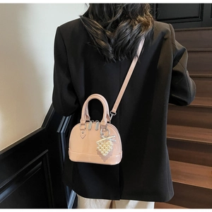 Borsa a conchiglia rosa verniciata a tracolla con ciondolo di perle e tracolla