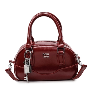 Sac à main Boston rouge foncé rétro avec finition brillante et cadenas métallique