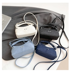 Gruppo di borse quadrate minimaliste in denim blu, nero e bianco con borchie