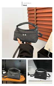 Vista dettagliata della borsa in denim nero con tasche decorative e bottoni argento