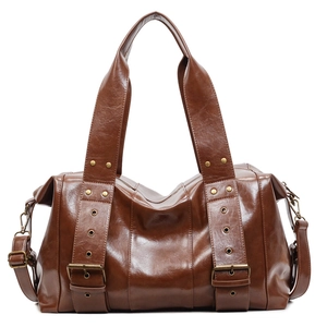 Borsa tote vintage marrone in pelle PU lucida con borchie e tracolla regolabile