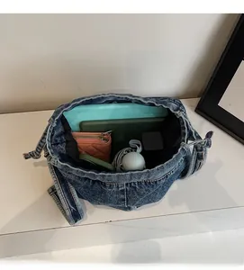 Vue intérieure du grand sac cabas en denim montrant l'espace pour tablette et accessoires