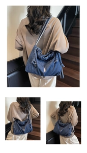 Vue détaillée du sac cabas en jean bleu avec plis à cordon et bandoulière ajustable