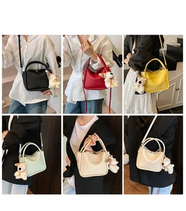 Sac bandoulière motif litchi avec pendentif chiot en peluche en six couleurs variées
