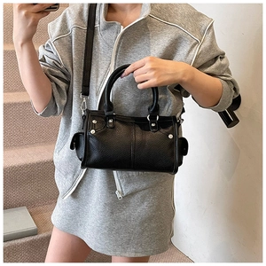 Borsa Boston nera in pelle a grana con tasche laterali e dettagli in metallo argento