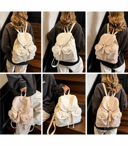 Vues détaillées d'un sac à dos vintage en toile avec doubles poches et sangles en cuir