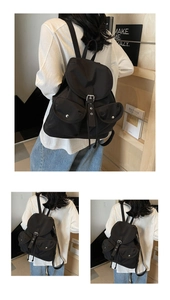 Détail d'un sac à dos noir minimaliste avec deux poches avant et fermeture à boucle