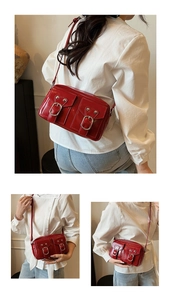 Dettaglio di una borsa fotografica rossa alla moda con tasche e fibbie in metallo argento