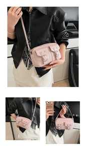 Dettagli della borsa a tracolla rosa stile biker con fibbie metalliche e cinturino