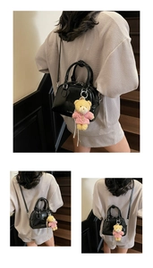 Borsa a mano Boston in pelle verniciata nera da donna con simpatico ciondolo orsetto, borsa.