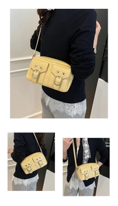 Dettaglio della borsa a tracolla vintage giallo chiaro con tasche doppie e fibbie in metallo
