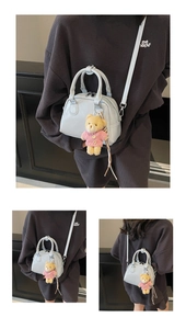 Borsa a tracolla Boston azzurro chiaro chic con simpatico ciondolo orsetto di peluche.