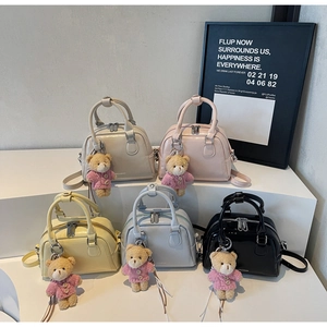 Borsa Boston in pelle verniciata di tendenza con grazioso ciondolo orsetto per donna.
