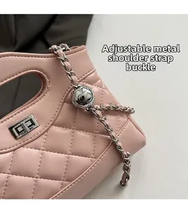 Dettaglio borsa in pelle trapuntata rosa con catena argento e sfera di regolazione
