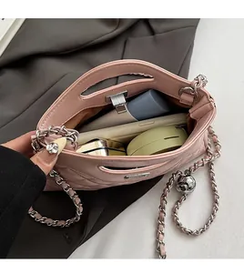 Interno della borsa trapuntata rosa con spazio per telefono, cipria e rossetto