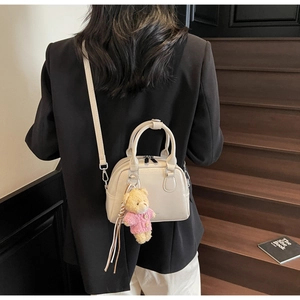 Elegante borsa a mano Boston beige da donna, borsa a tracolla casual con ciondolo a orsetto.