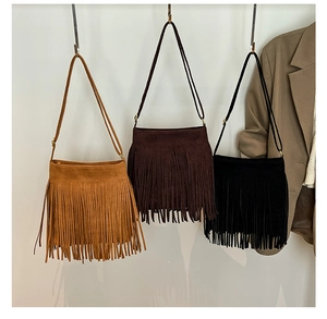 Detailansicht von drei Vintage-Fransentaschen in Hellbraun, Dunkelbraun und Schwarz