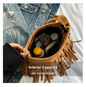 Innenansicht mit großem Fassungsvermögen einer braunen Wildleder-Fransentasche im Boho-Stil