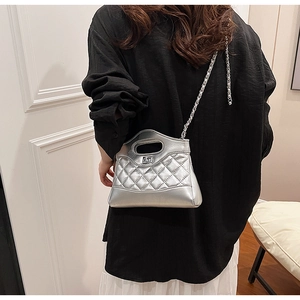 Détail du sac bandoulière argenté matelassé avec bandoulière chaîne et poignée