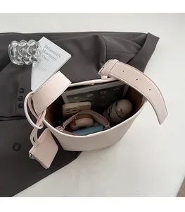 Κάτοψη της τσάντας bucket με μοτίβο litchi που δείχνει το ευρύχωρο εσωτερικό με αντικείμενα