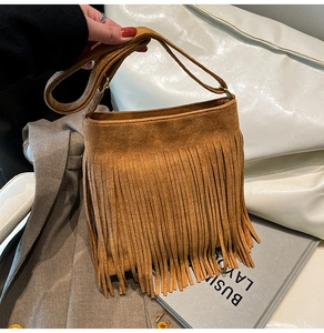 Detailansicht der böhmischen braunen Wildledertasche mit langen Fransen und Umhängeriemen