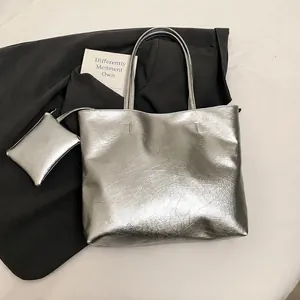 Detailansicht der silbernen Metallic-Struktur der Tragetasche mit kleiner Innentasche