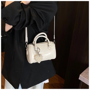 Borsa Boston bianca con lettere a rilievo e ciondolo cuore di perla su modella