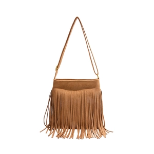 Bruine suède bohemian crossbody tas met lange franjes en een verstelbare schouderriem