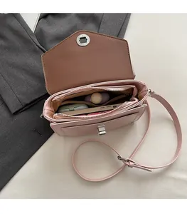 Vue intérieure du sac en cuir rose montrant des compartiments spacieux essentiels